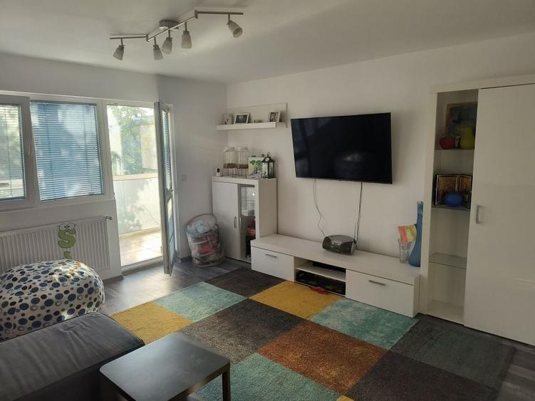 Apartament cu 3 camere decomandat în Drumul Taberei