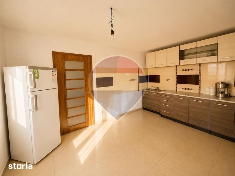 Casă cu 6 camere cu Teren 2700 Mp în Negri