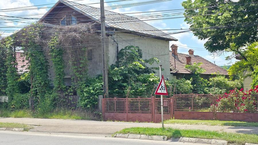 Casă individuală cu 6 camere cu Teren 1444 Mp în Central