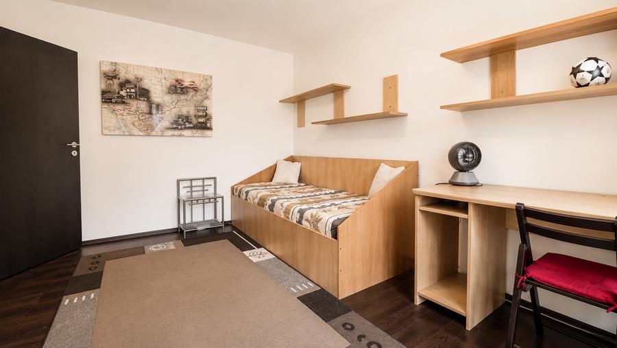 Apartament cu 3 camere semidecomandat în Braytim