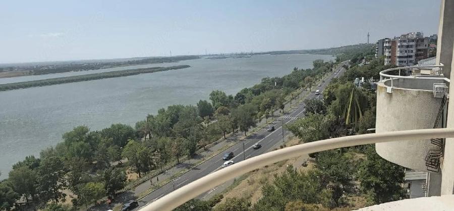 Apartament cu 3 camere decomandat în Faleză
