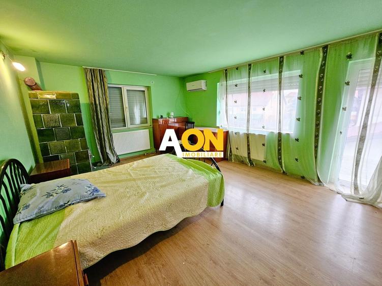 Casă individuală cu 5 camere cu Canalizare în Cetate