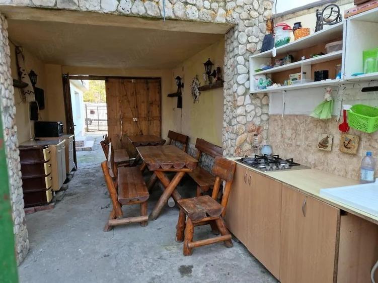 Casă cu 9 camere cu Teren 300 Mp în Central