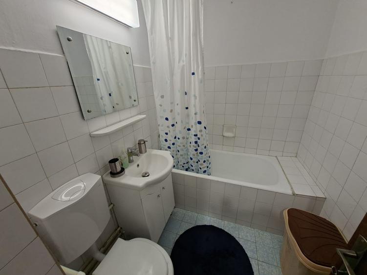 Apartament cu 3 camere semidecomandat în Tomis III