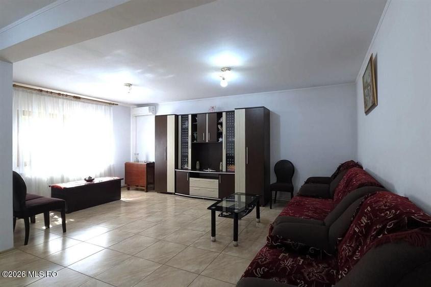 Casă individuală cu 5 camere cu Canalizare în Castelu