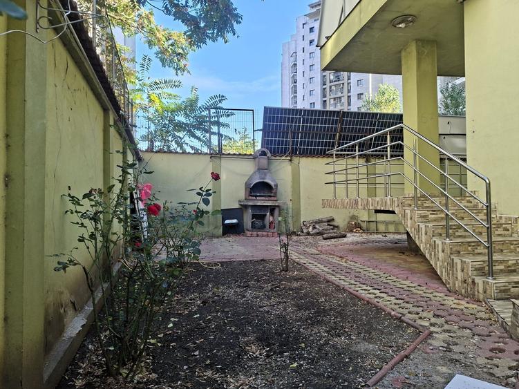 Casă individuală cu 10 camere cu Garaj în Doamna Ghica