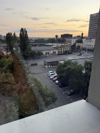 Apartament cu 3 camere semidecomandat în Grivița