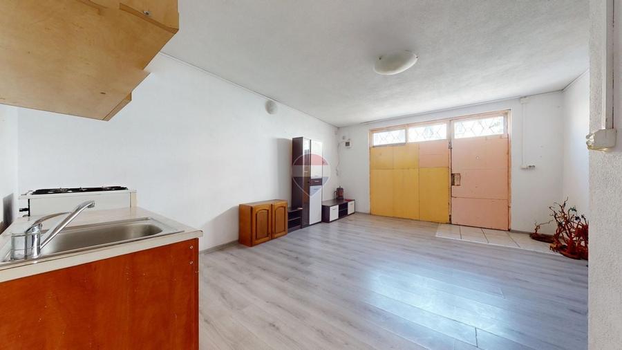 Apartament cu 3 camere semidecomandat, mobilat în Florilor