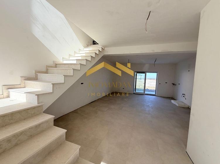 Duplex cu 3 camere cu Canalizare în Bucovăț (Remetea Mare)