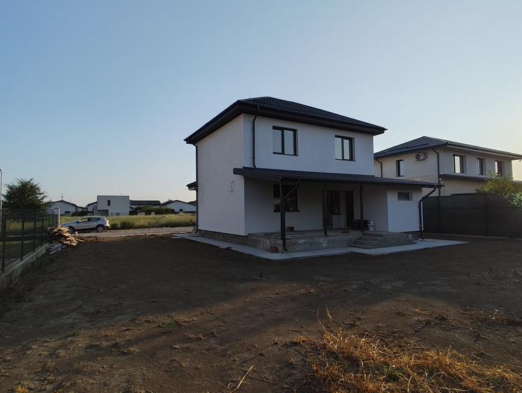 Casă individuală cu 4 camere cu Canalizare în Gulia