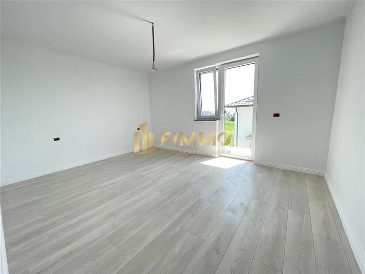 Duplex cu 4 camere cu Canalizare în Ipotești
