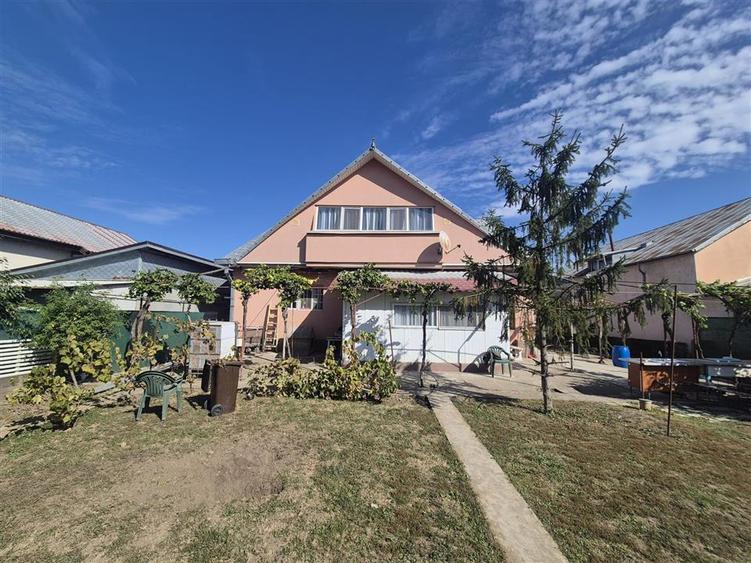 Casă cu 4 camere cu Teren 1004 Mp în Vărsătura