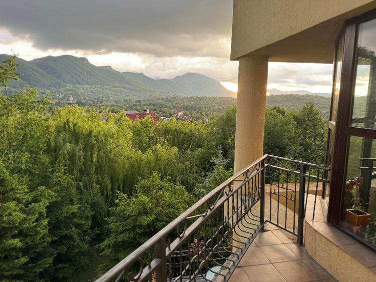Casă individuală cu 5 camere cu Teren 5200 Mp în Bran