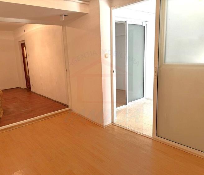 Apartament cu 3 camere decomandat în