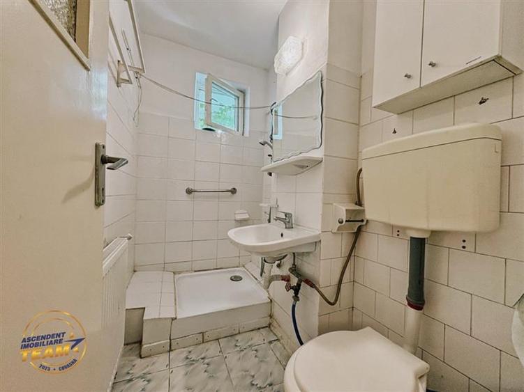 Apartament cu 2 camere decomandat în Florilor