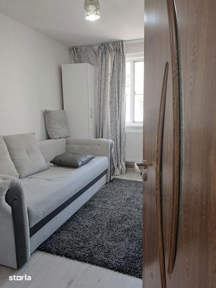 Apartament cu 3 camere în Craiovița Nouă