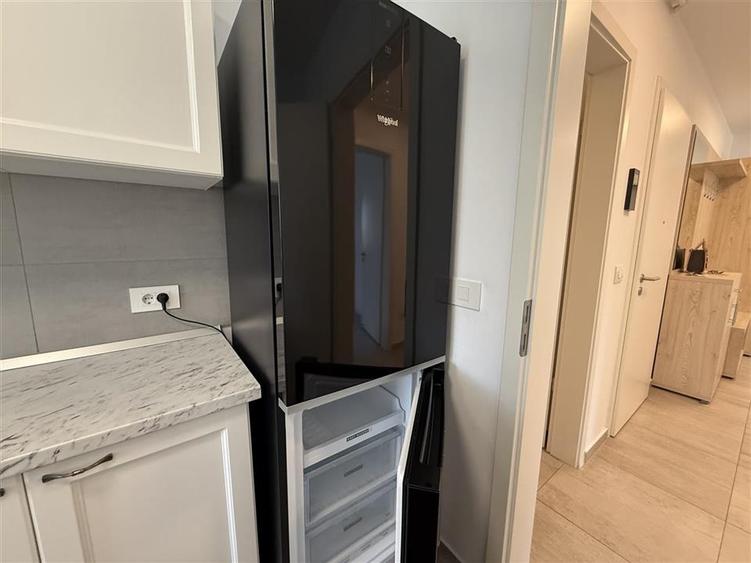 Apartament cu 3 camere decomandat în Tractorul