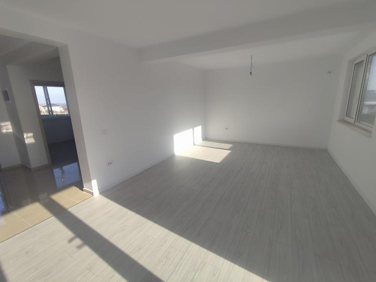 Duplex cu 4 camere cu Canalizare în Popas Păcurari