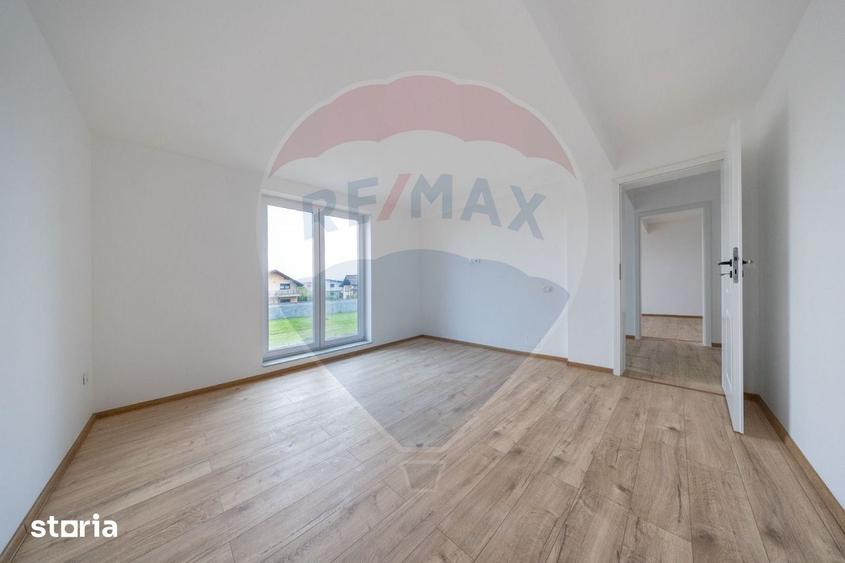 Casă cu 4 camere cu Teren 501 Mp în Sânpetru