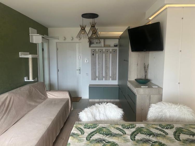 Apartament cu 3 camere semidecomandat, mobilat în Florești
