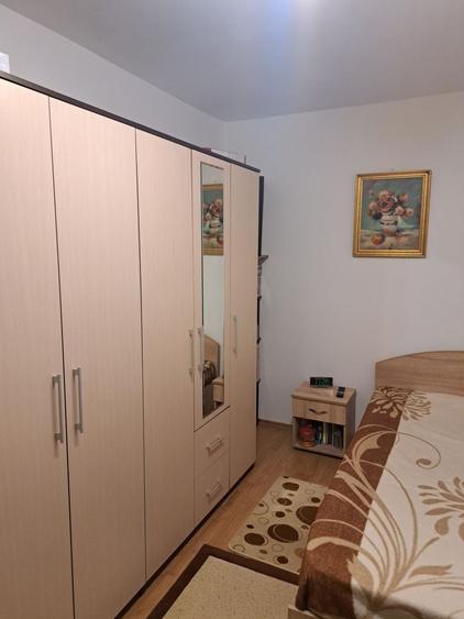 Apartament cu 3 camere semidecomandat în Dâmbu Pietros