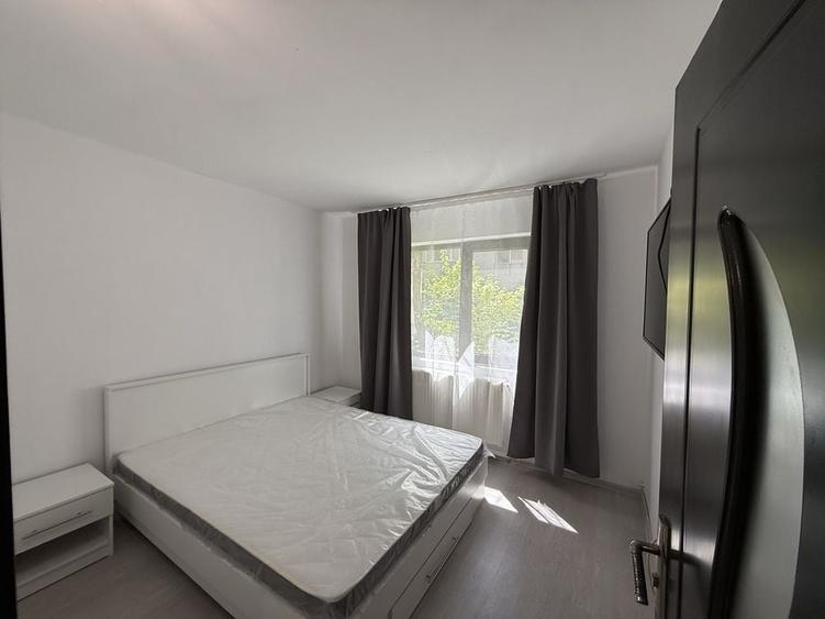 Apartament cu 3 camere semidecomandat în Alexandru cel Bun