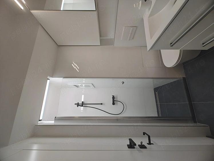 Apartament cu 4 camere semidecomandat în P-ța Victoriei