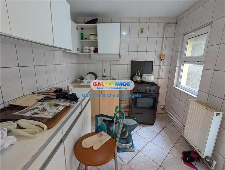 Casă cu 3 camere cu Garaj în Andronache