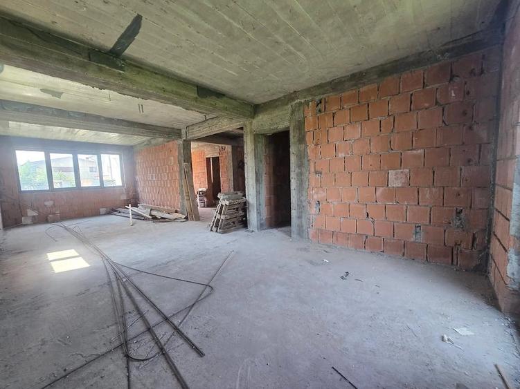 Casă cu 6 camere cu Teren 383 Mp în Dobroești