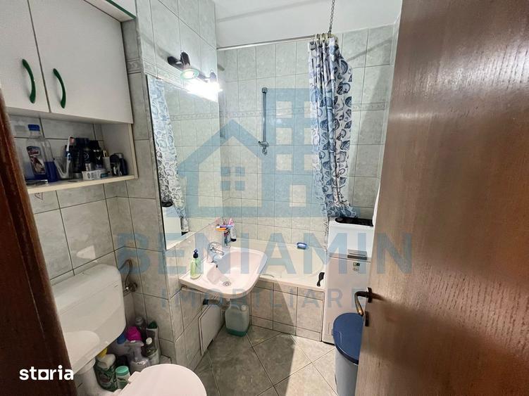 Apartament cu 3 camere semidecomandat în Astra