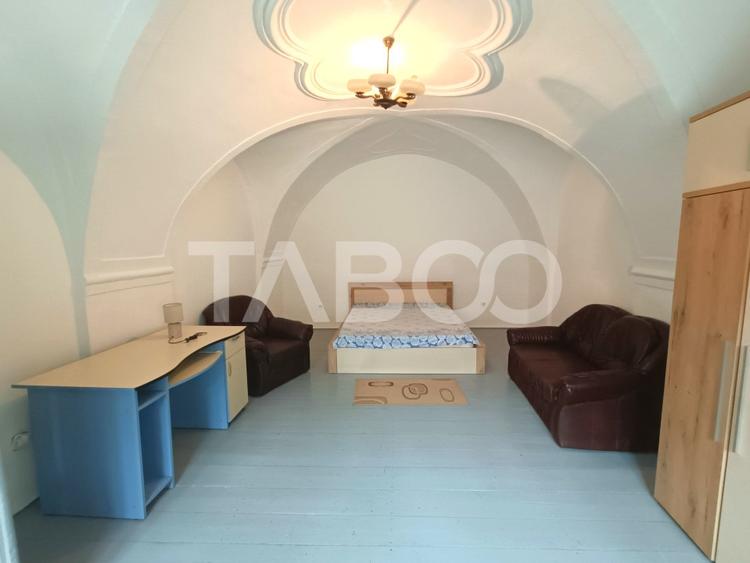 Apartament cu 3 camere semidecomandat, mobilat în Orașul de Jos