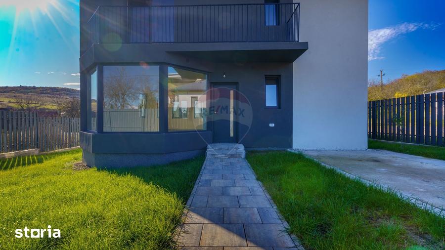 Casă cu 5 camere cu Teren 700 Mp în Sânpaul