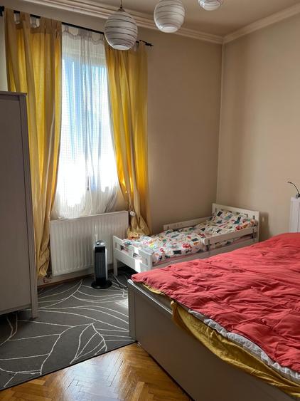 Casă individuală cu 8 camere cu Teren 687 Mp în Mihai Bravu