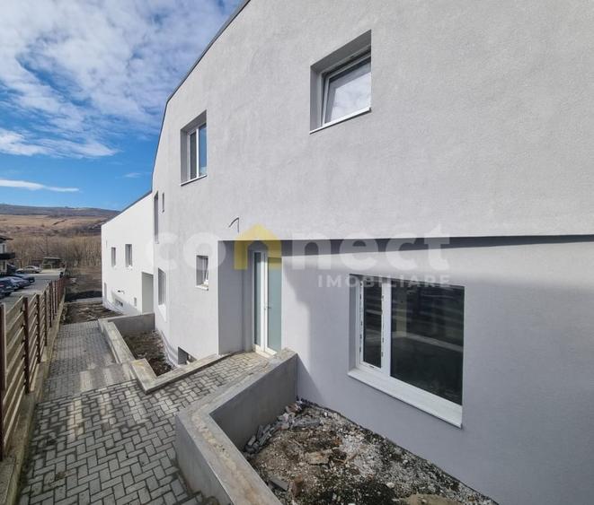 Duplex cu 5 camere cu Canalizare în Iris