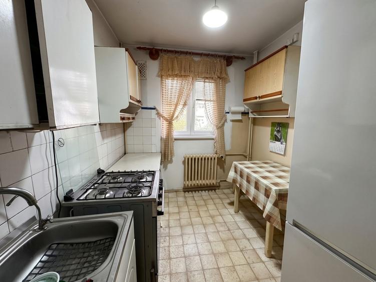 Apartament cu 4 camere semidecomandat în Drumul Taberei