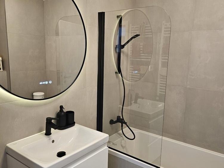 Apartament cu 3 camere semidecomandat, mobilat în Apărătorii Patriei