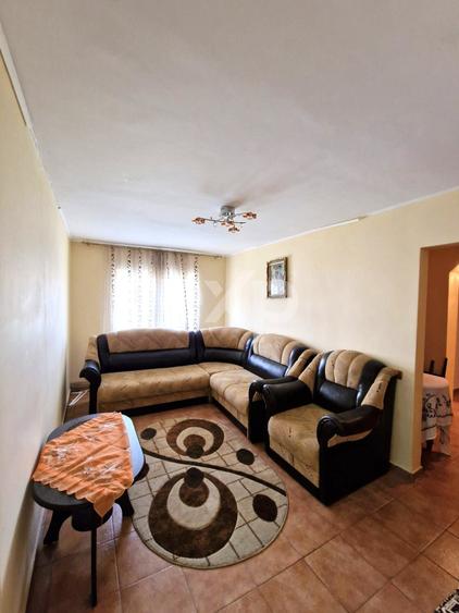 Apartament cu 3 camere semidecomandat, mobilat în Micro 12