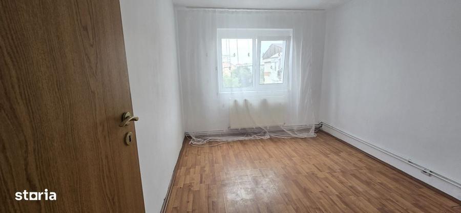 Apartament cu 3 camere în Micro 6