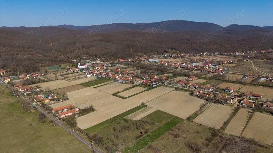 Teren de 2970 mp, în Odvoș