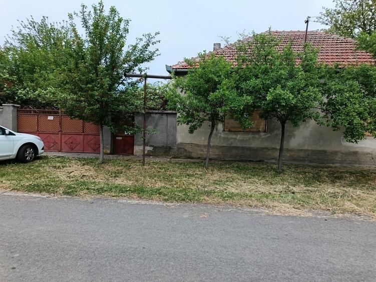 Casă cu 4 camere în Iratoșu