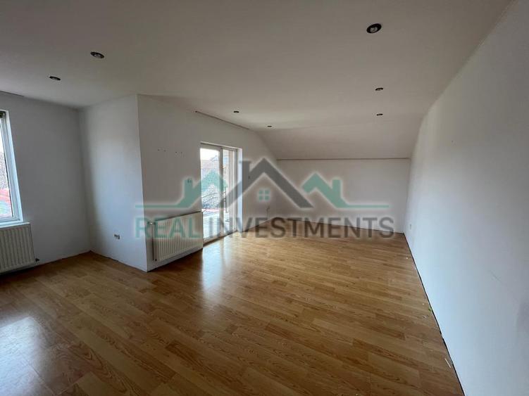 Casă cu 5 camere cu Teren 392 Mp în Intim