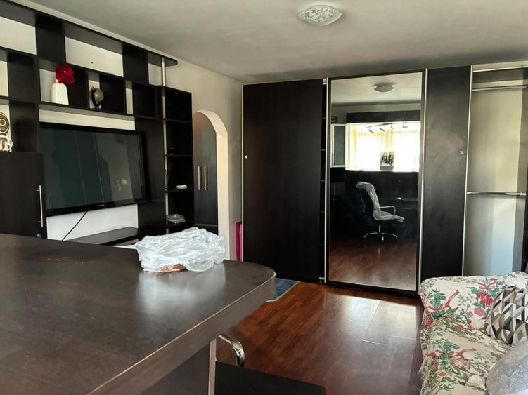 Apartament cu 3 camere semidecomandat, mobilat în Podu Roș