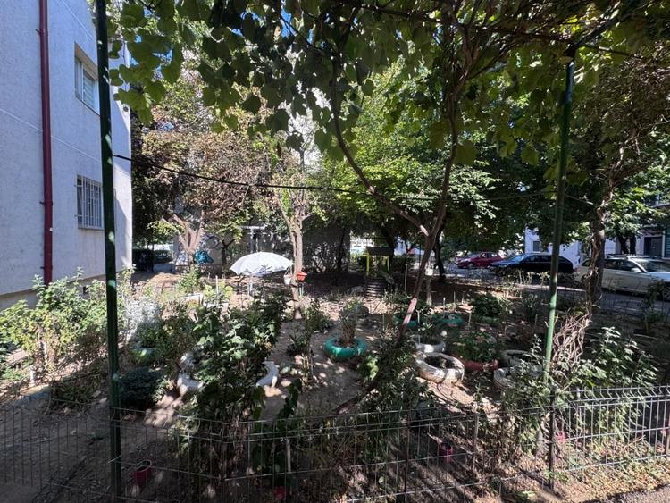 Apartament cu 3 camere decomandat, mobilat în Poarta 6