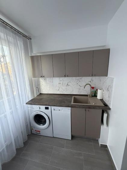 Apartament cu 3 camere decomandat, mobilat în Titan