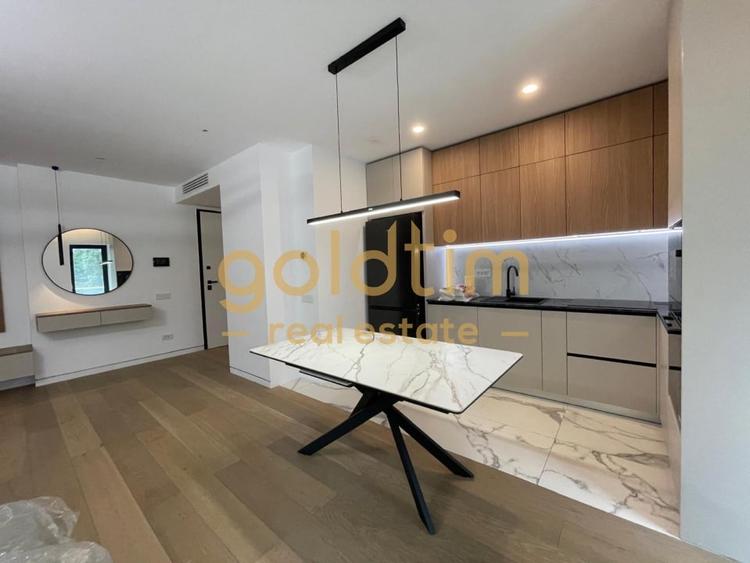 Apartament cu 4 camere decomandat, mobilat în Băneasa