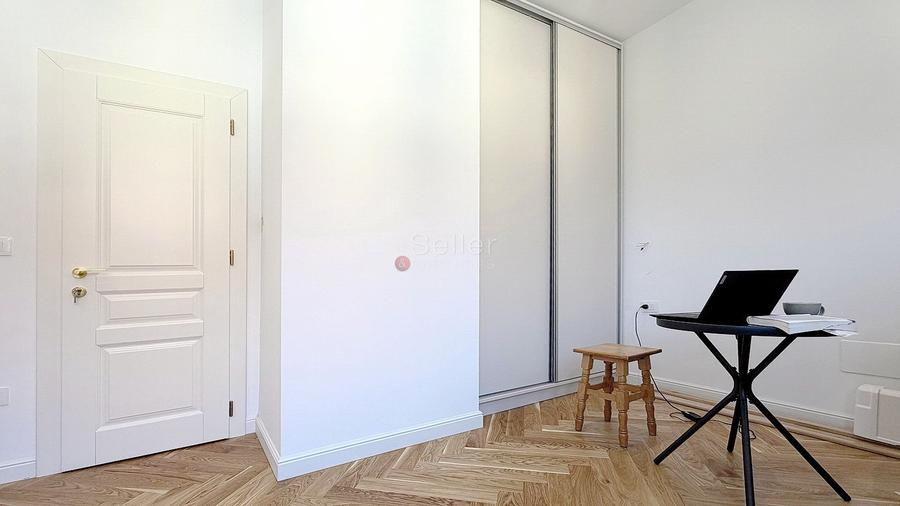 Apartament cu 3 camere semidecomandat, mobilat în Central