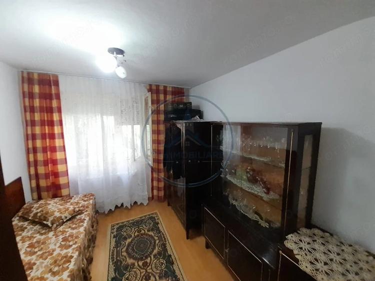 Apartament cu 4 camere decomandat în Central