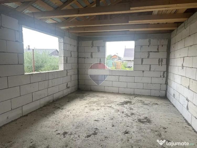 Casă cu 3 camere cu Teren 617 Mp în Slobozia (Roznov)