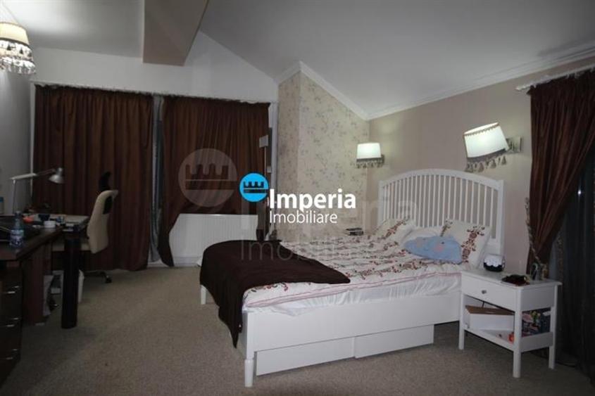 Casă individuală cu 10 camere cu Canalizare în Bucium