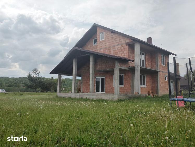 Casă cu 5 camere cu Teren 3200 Mp în Lăpuș